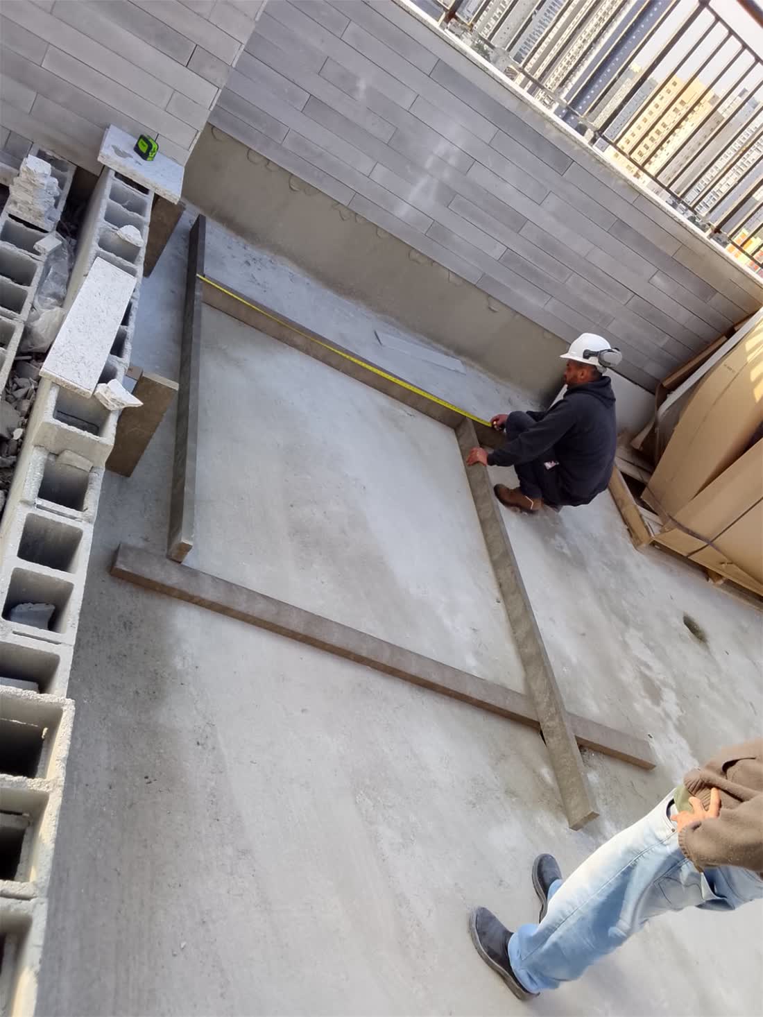 Engenheiro medindo estrutura em obra